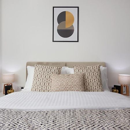 Seven Living Slough - Free Parking & Fast Wi-Fi Appartement Buitenkant foto