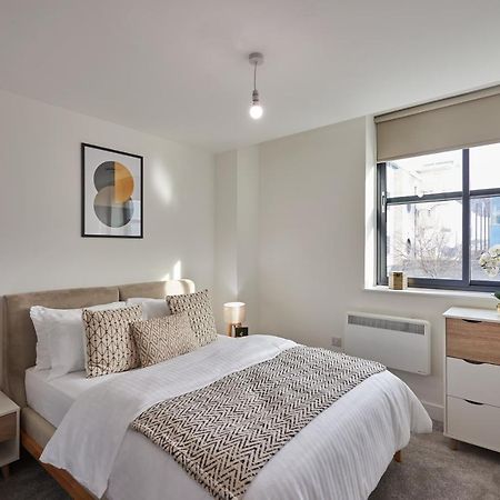 Seven Living Slough - Free Parking & Fast Wi-Fi Appartement Buitenkant foto