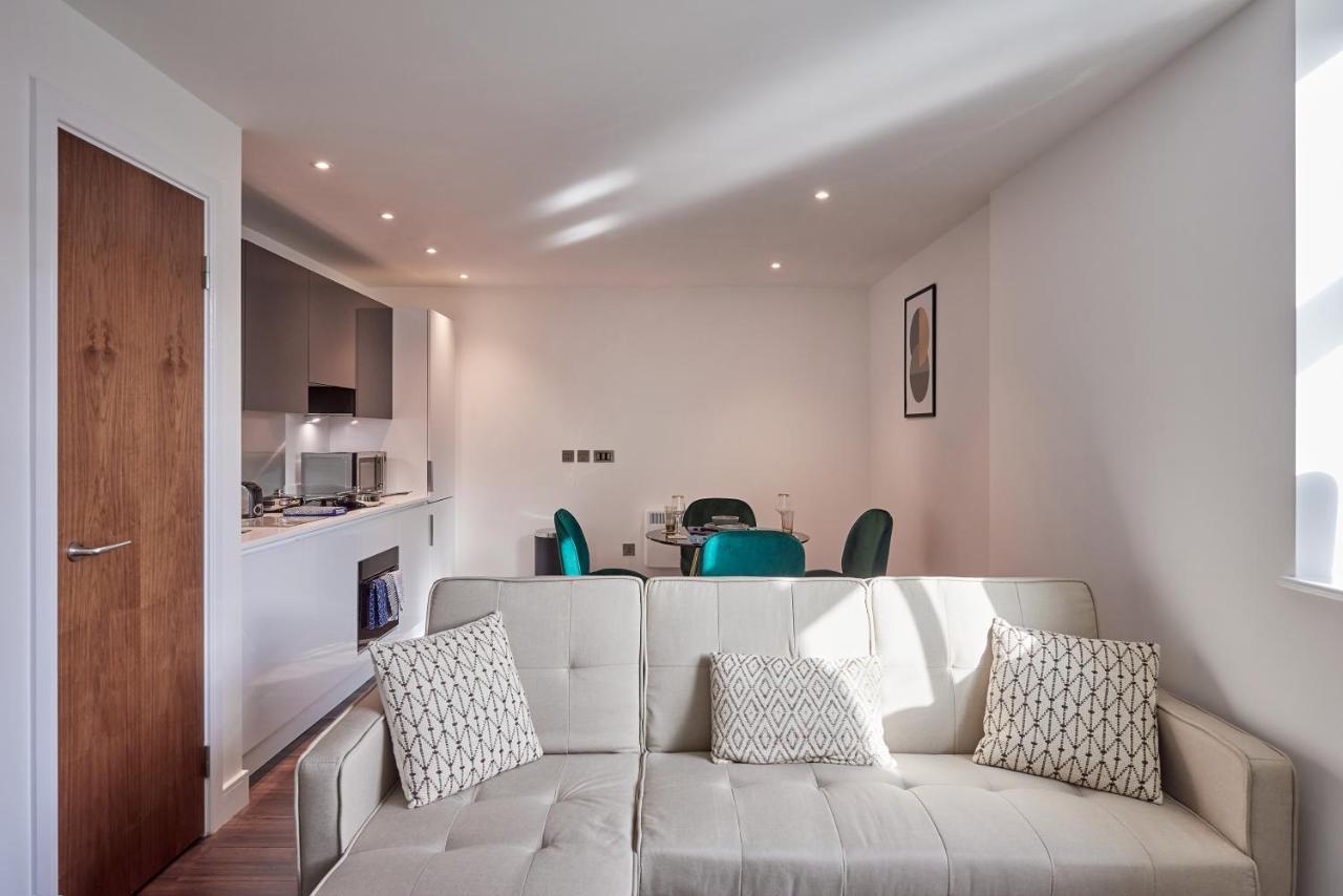 Seven Living Slough - Free Parking & Fast Wi-Fi Appartement Buitenkant foto