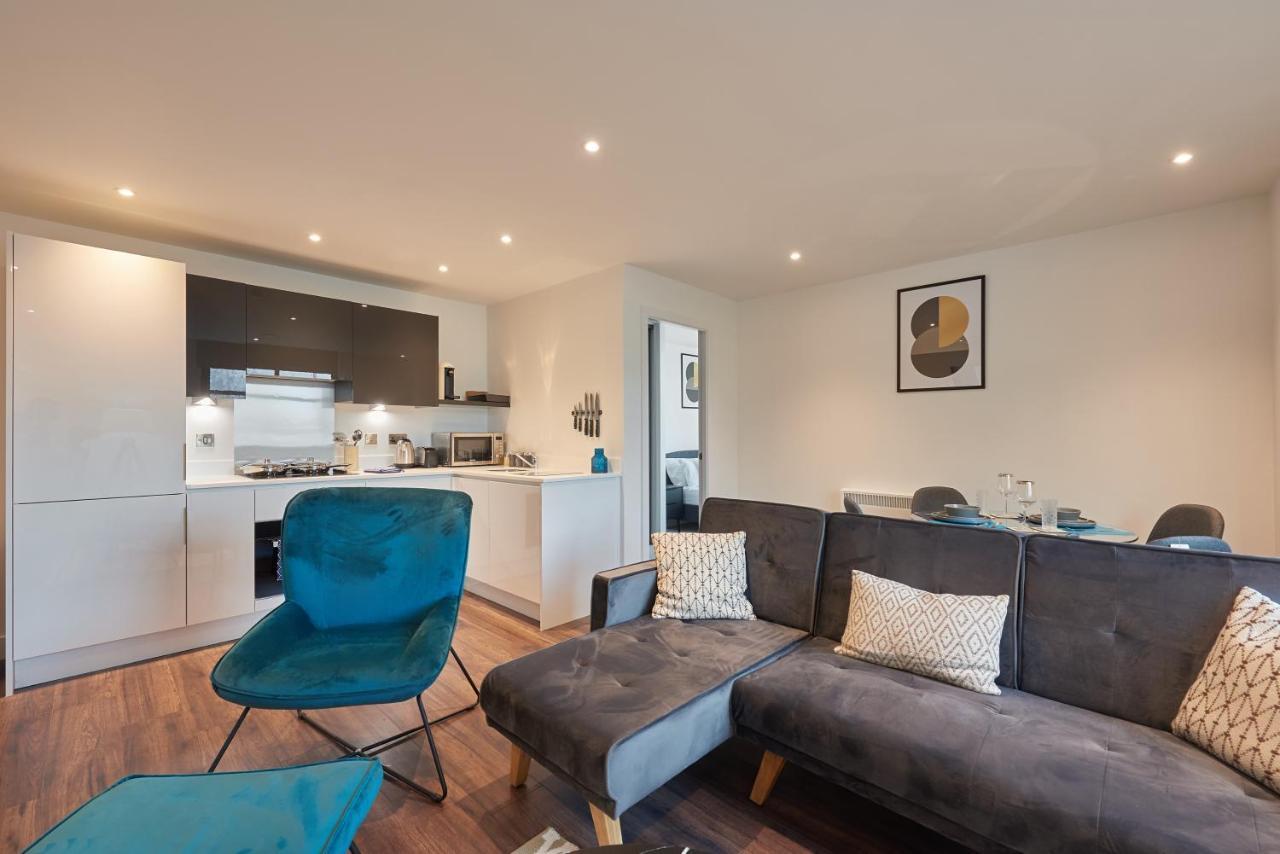 Seven Living Slough - Free Parking & Fast Wi-Fi Appartement Buitenkant foto