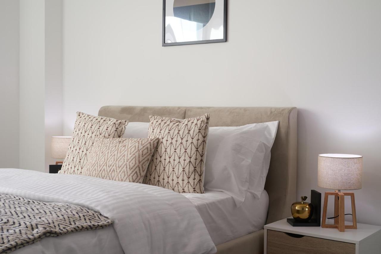 Seven Living Slough - Free Parking & Fast Wi-Fi Appartement Buitenkant foto