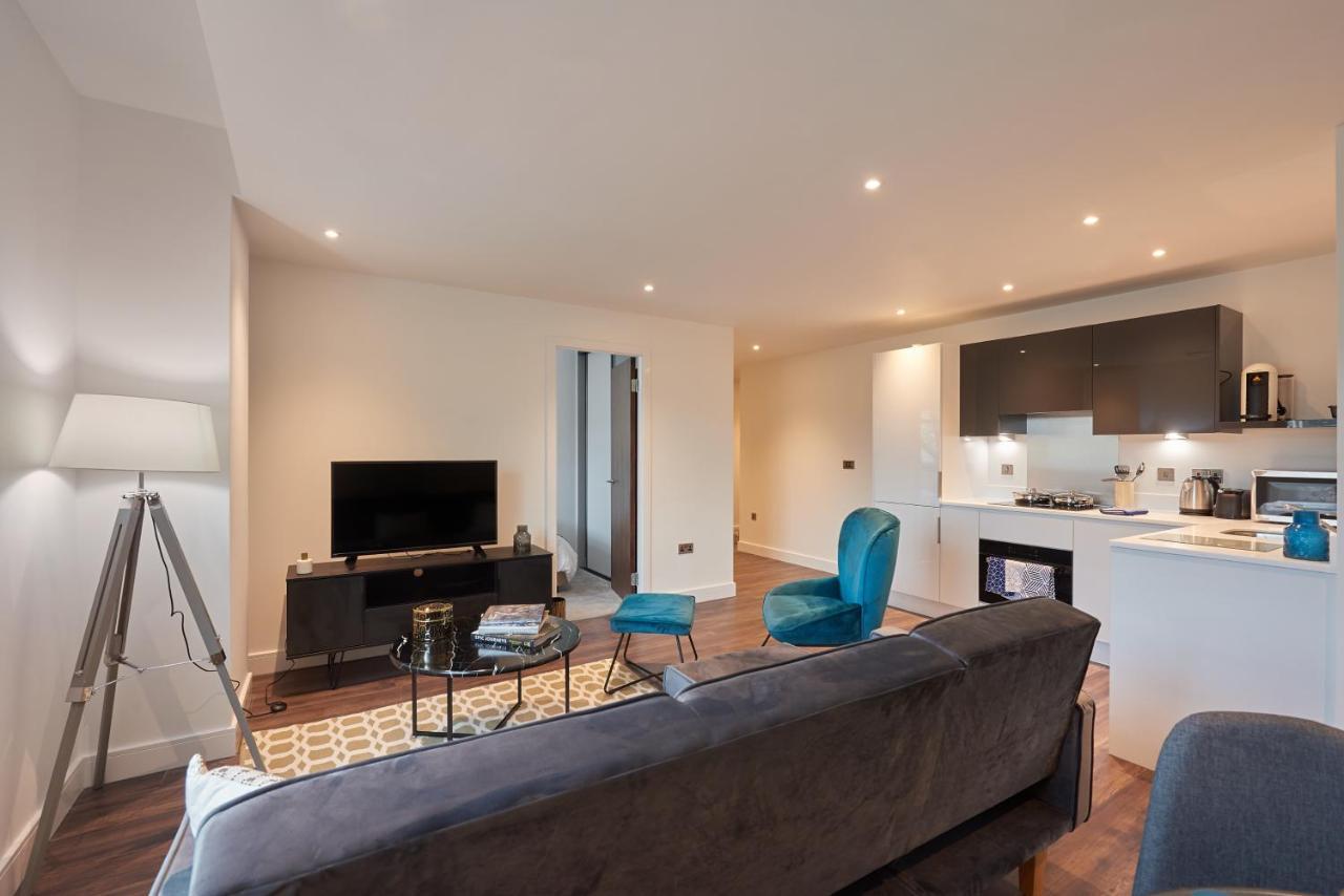 Seven Living Slough - Free Parking & Fast Wi-Fi Appartement Buitenkant foto