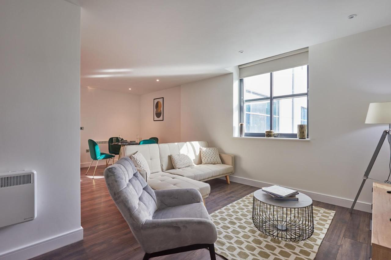 Seven Living Slough - Free Parking & Fast Wi-Fi Appartement Buitenkant foto