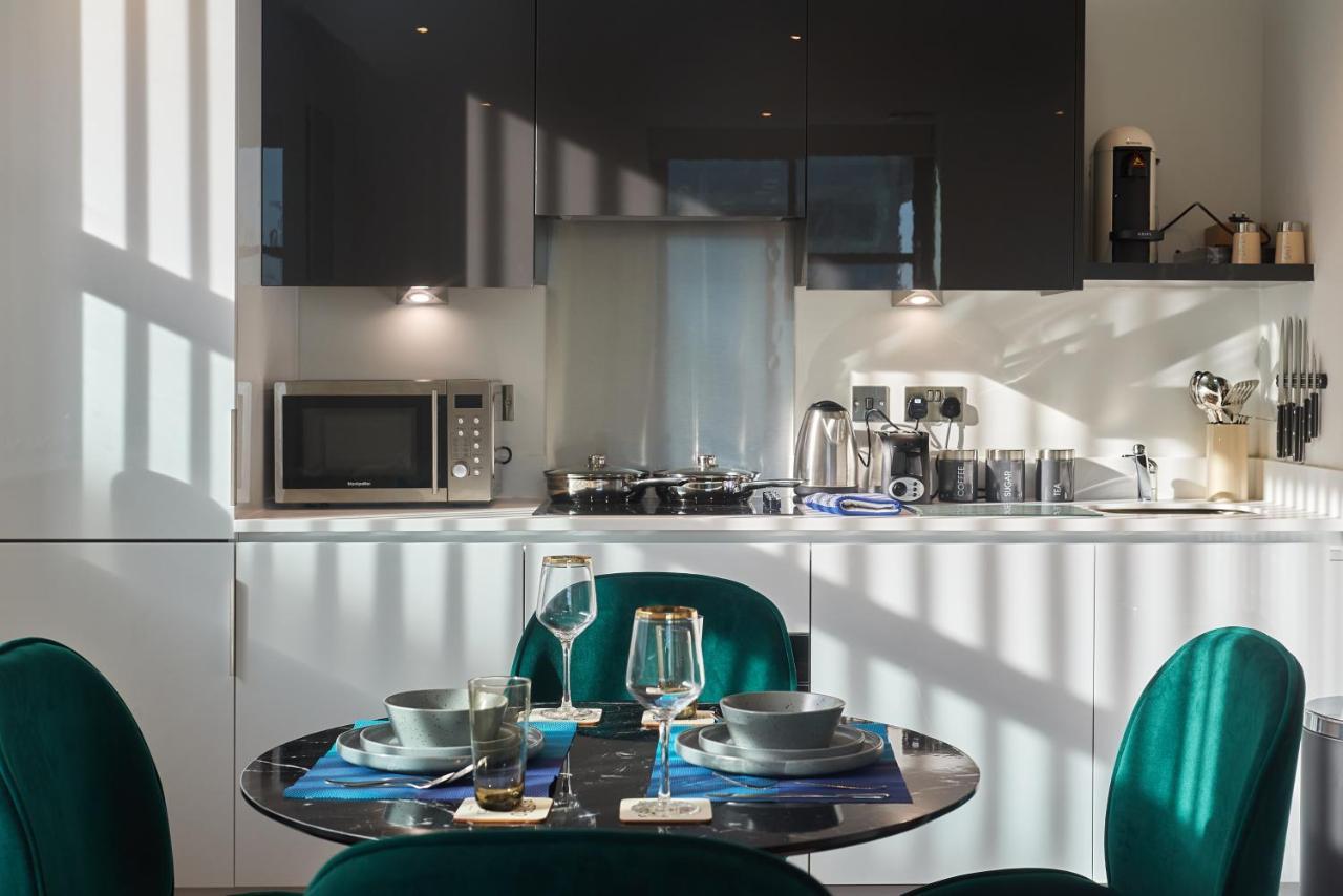 Seven Living Slough - Free Parking & Fast Wi-Fi Appartement Buitenkant foto