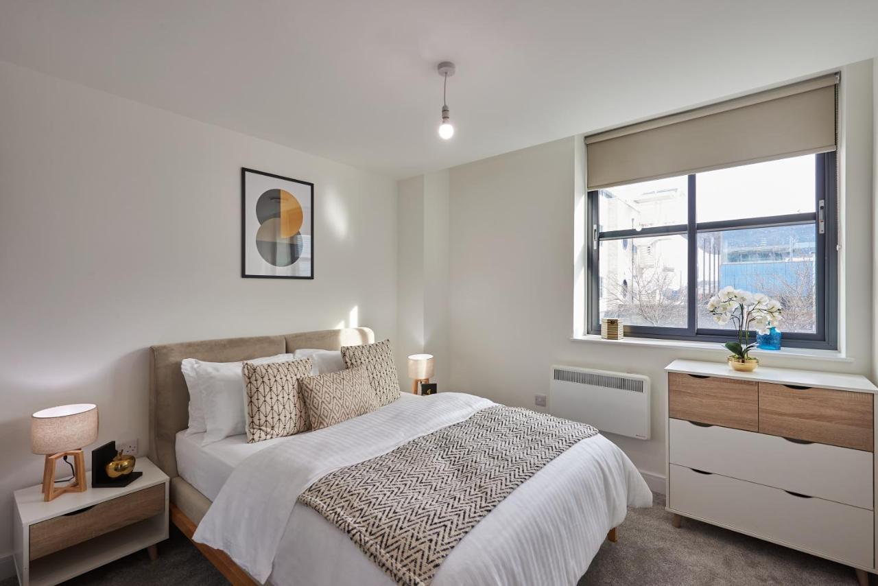 Seven Living Slough - Free Parking & Fast Wi-Fi Appartement Buitenkant foto