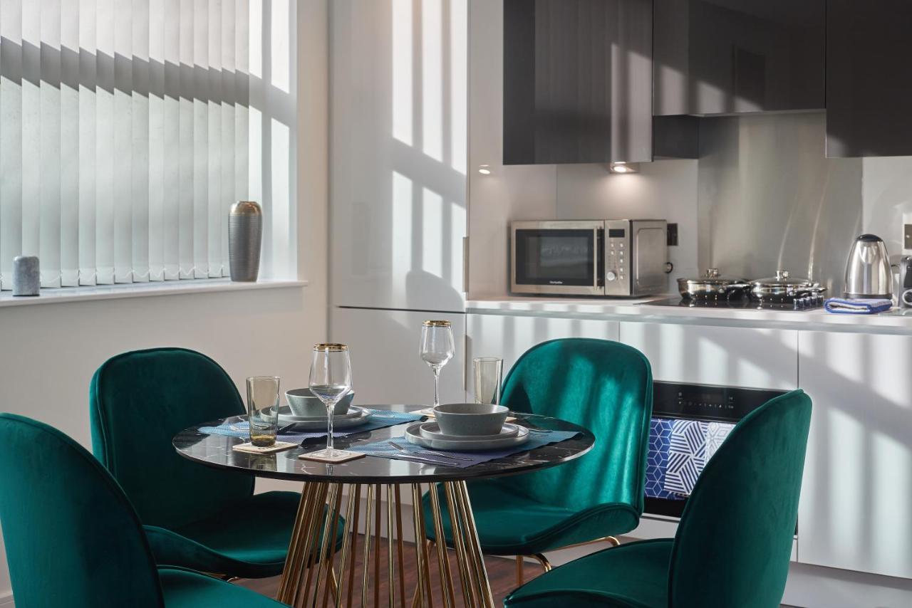 Seven Living Slough - Free Parking & Fast Wi-Fi Appartement Buitenkant foto