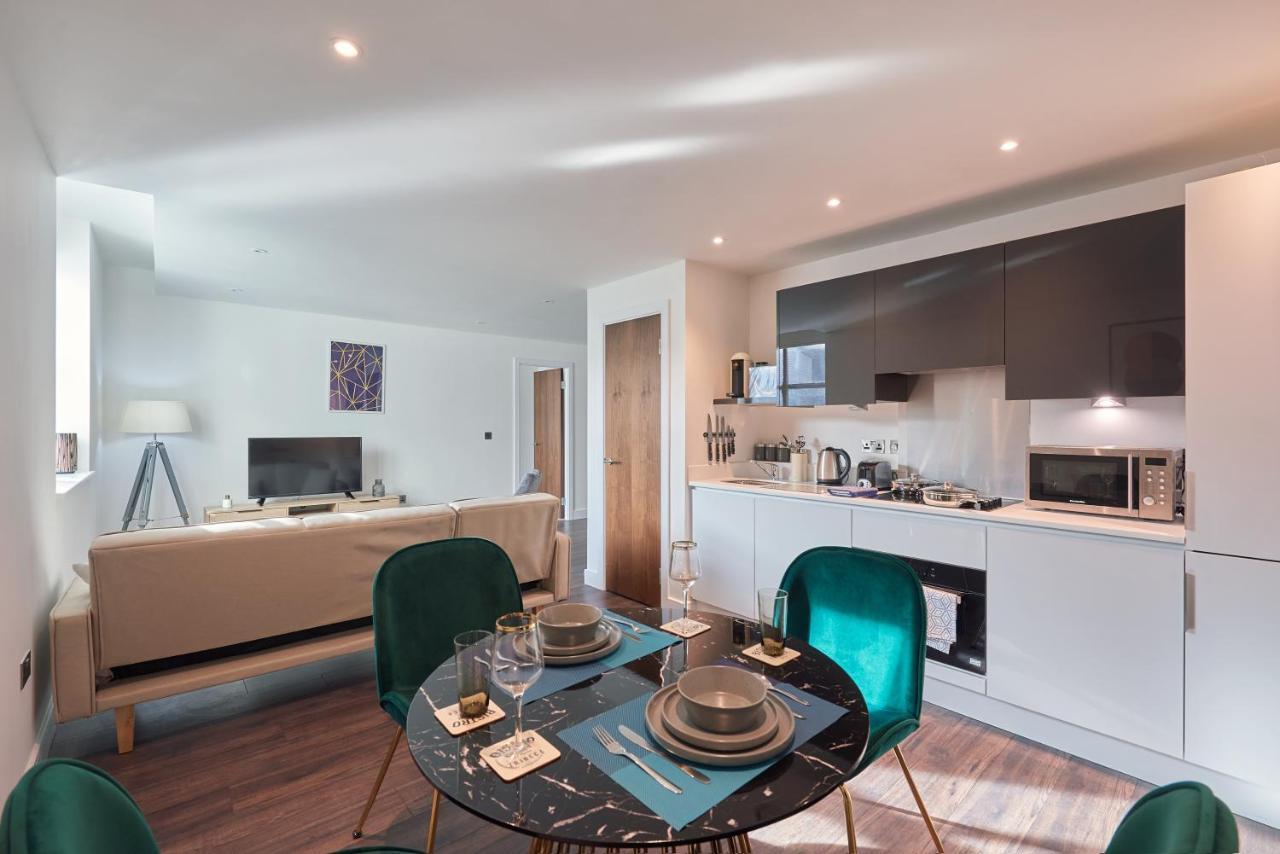 Seven Living Slough - Free Parking & Fast Wi-Fi Appartement Buitenkant foto