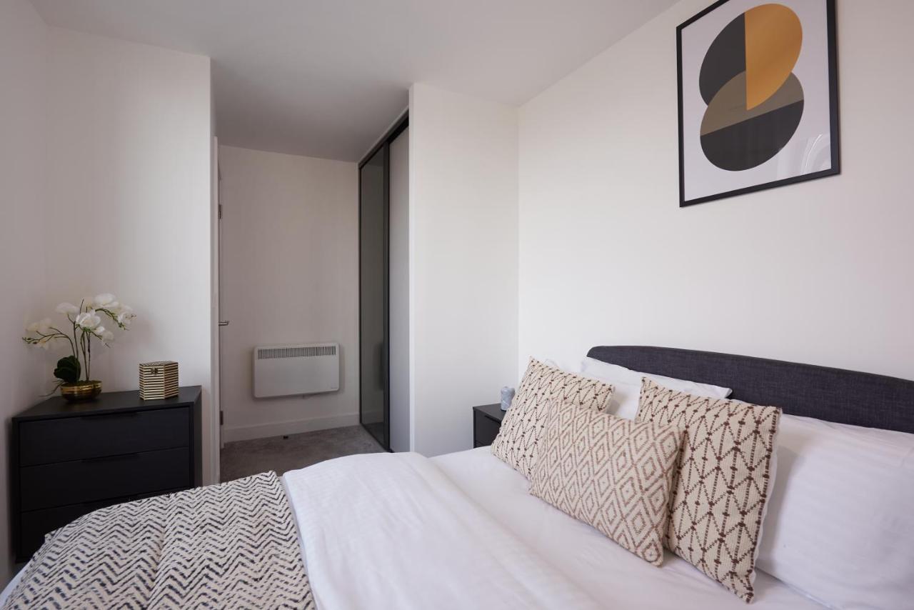Seven Living Slough - Free Parking & Fast Wi-Fi Appartement Buitenkant foto
