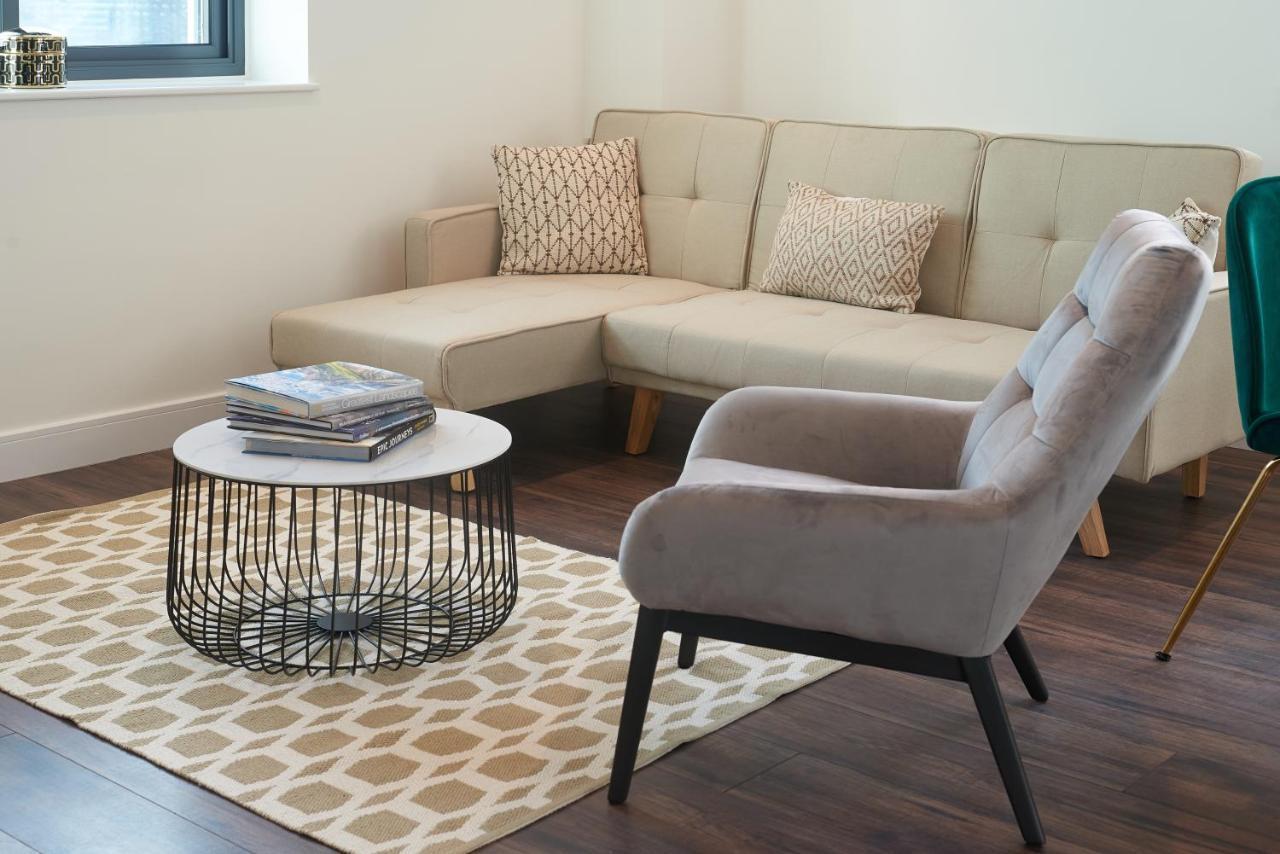 Seven Living Slough - Free Parking & Fast Wi-Fi Appartement Buitenkant foto
