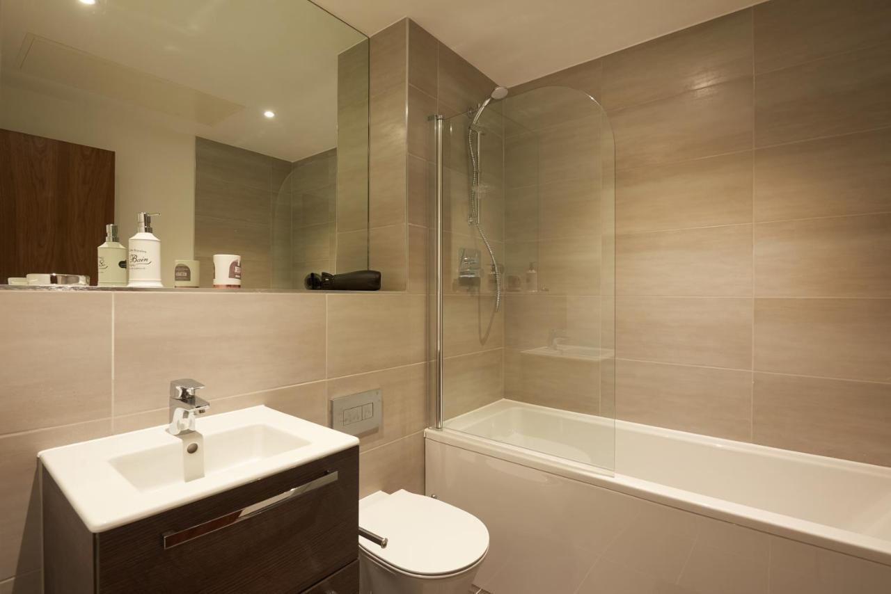 Seven Living Slough - Free Parking & Fast Wi-Fi Appartement Buitenkant foto